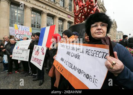Frau hält ein Plakat mit der Aufschrift: „Berühre meinen Schleier nicht, respektiere meine Wahl, nein zu Islamophobie », während sie am 10. November 2019 an einem marsch in der Nähe des Gare du Nord in Paris teilnimmt, um gegen Islamophobie zu protestieren. (Foto von Michel Stoupak/NurPhoto) Stockfoto