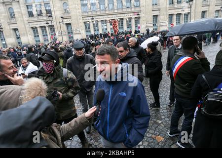 Olivier Besancenot (C), Mitglied der Neuen Antikapitalistischen Partei Frankreichs (NPA), spricht mit der Presse, während sie am 10. November 2019 in der Nähe des Gare du Nord in Paris an einem marsch teilnimmt, um gegen Islamophobie zu protestieren, auf Aufruf mehrerer antirassistischer Aktivisten und Kollektive. (Foto von Michel Stoupak/NurPhoto) Stockfoto