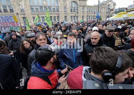 Olivier Besancenot (C), Mitglied der Neuen Antikapitalistischen Partei Frankreichs (NPA), nimmt am 10. November 2019 an einem marsch in der Nähe des Gare du Nord in Paris Teil, um gegen Islamophobie zu protestieren, auf Aufruf mehrerer antirassistischer Aktivisten und Kollektive. (Foto von Michel Stoupak/NurPhoto) Stockfoto