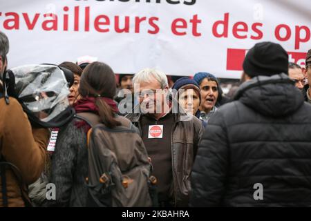 Die linksextreme Lutte ouvriere (LO), der ehemalige Parteikandidat für die Europawahl, Jean-Pierre Mercier (C), nimmt am 10. November 2019 in der Nähe des Gare du Nord in Paris an einem marsch Teil, um gegen Islamophobie zu protestieren, auf Aufruf mehrerer antirassistischer Aktivisten und Kollektive. (Foto von Michel Stoupak/NurPhoto) Stockfoto