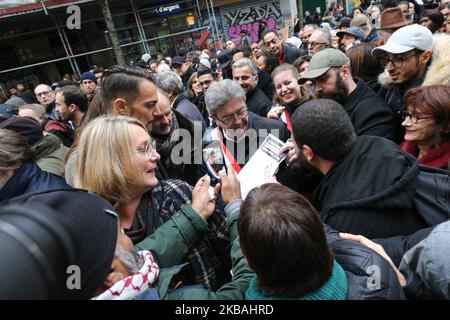 Jean-Luc Melenchon (C), Vorsitzender der linken Partei La France Insoumise (LFI), nimmt am 10. November 2019 in Paris an einem marsch in der Nähe des Gare du Nord Teil, um gegen Islamophobie zu protestieren, und zwar auf Aufruf mehrerer antirassistischer Aktivisten und Kollektive. (Foto von Michel Stoupak/NurPhoto) Stockfoto