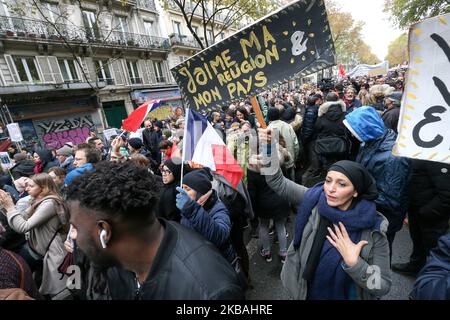 Frau hält ein Plakat mit der Aufschrift „Ich liebe meine Religion, mein Land », dass sie am 10. November 2019 in der Nähe des Gare du Nord in Paris an einem protestmarsch gegen Islamophobie teilnimmt. (Foto von Michel Stoupak/NurPhoto) Stockfoto