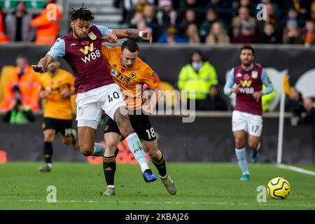 Diogo Jota von Wolverhampton Wanderers schiebt Tyrone Mings von Aston Villa während des Premier League-Spiels zwischen Wolverhampton Wanderers und Aston Villa am Sonntag, 10.. November 2019, in Molineux, Wolverhampton vom Ball. (Foto von Alan Hayward/MI News/NurPhoto) Stockfoto