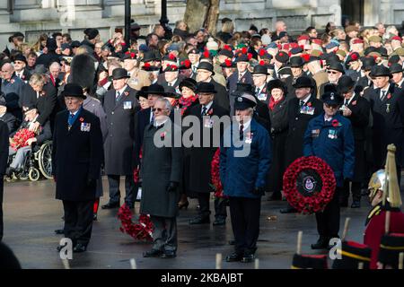 Armeeveteranen nehmen am 10. November 2019 in London, England, am Nationalen Gedenkdienst im Cenotaph Teil, der jährlich zum Gedenken an Militärangehörige abgehalten wird, die am Jahrestag des Endes des Ersten Weltkriegs im Rahmen des Dienstes ums Leben kamen. (Foto von Wiktor Szymanowicz/NurPhoto) Stockfoto