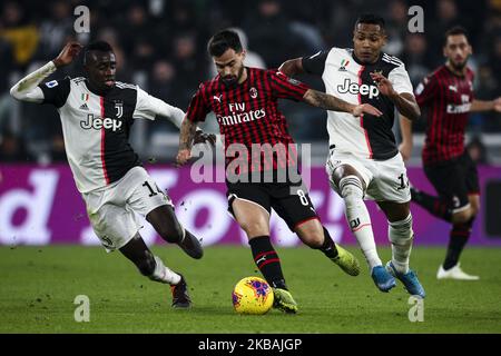 Der Mailänder Stürmer Suso (8) kämpft für den Ball gegen den Juventus-Mittelfeldspieler Blaise Matuidi (14) und Juventus-Verteidiger Alex Sandro (12) während des Fußballspiels der Serie A Nr.12 JUVENTUS - MAILAND am 10. November 2019 im Allianz-Stadion in Turin, Piemont, Italien. (Foto von Matteo Bottanelli/NurPhoto) Stockfoto