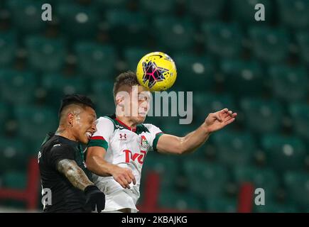 Rifat Zhemaletdinov (R) vom FC Lokomotiv Moskau und Cristian Ramirez vom FC Krasnodar kämpfen während des Spiels der Russischen Fußball-Liga zwischen dem FC Lokomotiv Moskau und dem FC Krasnodar am 10. November 2019 in der RZD Arena in Moskau, Russland, um den Ball. (Foto von Igor Russak/NurPhoto) Stockfoto