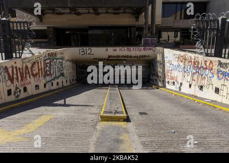 Santiago, Chile. 10. November 2019. Eingang zum Parkplatz des Crown Plaza Hotels. Nach mehr als 20 Tagen Demonstrationen erlebt die Stadt große Veränderungen. Graffiti, Phrasen an den Wänden, Plakate, Slogans, Banken, U-Bahnstationen und Geschäftsräume zerstört, Ecken verwandelt sich in Orte, an denen Freiwillige die Verletzten in Santiago, Chile, betreuen. (Foto von Fernando Lavoz/NurPhoto) Stockfoto