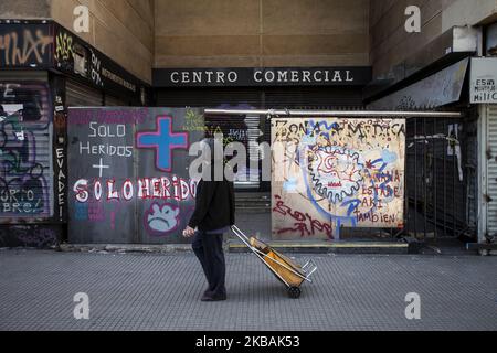 Santiago, Chile. 10. November 2019. Ort, an dem die Freiwilligen des roten Kreuzes Euch während der Demonstrationen verletzt bringen. Nach mehr als 20 Tagen Demonstrationen erlebt die Stadt große Veränderungen. Graffiti, Phrasen an den Wänden, Plakate, Slogans, Banken, U-Bahnstationen und Geschäftsräume zerstört, Ecken verwandelt sich in Orte, an denen Freiwillige die Verletzten in Santiago, Chile, betreuen. (Foto von Fernando Lavoz/NurPhoto) Stockfoto