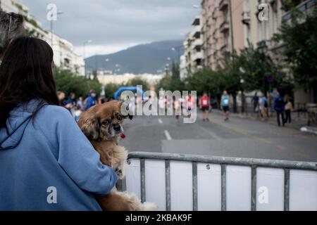 Am 10. November 2019 nahmen mehr als 60.000 Läufer aus mehr als 120 Ländern am Athens Authentic Marathon 37. in Athen, Griechenland, Teil. (Foto von Nikolas Kokovlis/NurPhoto) Stockfoto