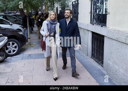 Pablo Casado und seine Frau Isabel Torres während der Abstimmung des Partido Popular-Führers Pablo Casado an der Nuestra Senora del Pilar Schule in Madrid, Spanien. 10. November 2019. (Foto von A. Ware/NurPhoto) Stockfoto