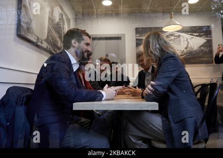 Pablo Casado und seine Frau Isabel Torres während der Abstimmung des Partido Popular-Führers Pablo Casado an der Nuestra Senora del Pilar Schule in Madrid, Spanien. 10. November 2019. (Foto von A. Ware/NurPhoto) Stockfoto