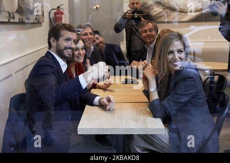 Pablo Casado und seine Frau Isabel Torres während der Abstimmung des Partido Popular-Führers Pablo Casado an der Nuestra Senora del Pilar Schule in Madrid, Spanien. 10. November 2019. (Foto von A. Ware/NurPhoto) Stockfoto