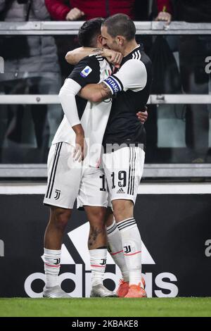 Juventus-Stürmer Paulo Dybala (10) feiert mit Juventus-Verteidiger Leonardo Bonucci (19), nachdem er sein Tor erzielt hat, um es 1-0 während des Fußballspiels der Serie A, Nr.12 JUVENTUS - MAILAND, am 10. November 2019 im Allianz-Stadion in Turin, Piemont, Italien, zu erreichen. (Foto von Matteo Bottanelli/NurPhoto) Stockfoto