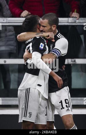 Juventus-Stürmer Paulo Dybala (10) feiert mit Juventus-Verteidiger Leonardo Bonucci (19), nachdem er sein Tor erzielt hat, um es 1-0 während des Fußballspiels der Serie A, Nr.12 JUVENTUS - MAILAND, am 10. November 2019 im Allianz-Stadion in Turin, Piemont, Italien, zu erreichen. (Foto von Matteo Bottanelli/NurPhoto) Stockfoto