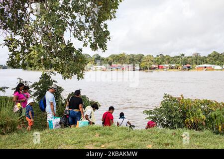 Grand-Santi, Frankreich, 3. Juli 2019. Die Delegation der Wayana Indianer besteigen ihre Kanus entlang des Maroni River. Sie werden am vorsynodalen Treffen der indigenen Völker Französisch-Guayanas teilnehmen. (Foto von Emeric Fohlen/NurPhoto) Stockfoto