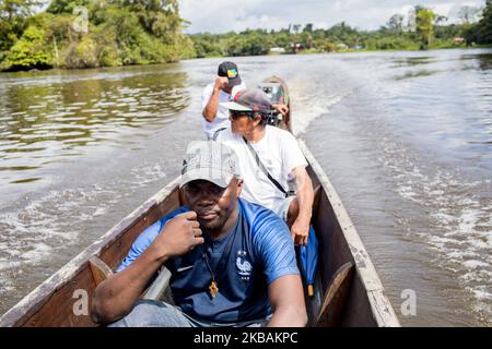 Maripasoula, Frankreich, 28. Juni 2019. Pater Herve Cleze Moutaleno fährt mit dem Kanu auf dem Maroni River von einem Dorf zum anderen. Dieser kongolesische Geistliche ist der Pfarrei Antekum Pata unter den Wayana-Völkern angeschlossen, einem der sechs indigenen Völker Amerikas, die in Guyana leben. (Foto von Emeric Fohlen/NurPhoto) Stockfoto