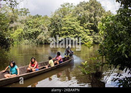 Maripasoula, Frankreich, 30. Juni 2019. Die Gläubigen verlassen die Sonntagsmesse im Kanu, um ihre Dörfer zu erreichen. Das Wayana-Volk, eines der sechs indigenen indianischen Völker, die in Französisch-Guayana leben. (Foto von Emeric Fohlen/NurPhoto) Stockfoto