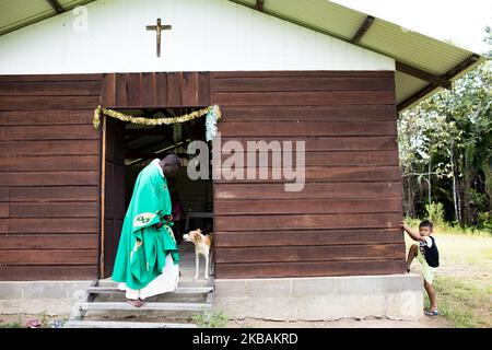 Maripasoula, Frankreich, 30. Juni 2019. Pater Herve Cleze Moutaleno feiert die Messe in seiner Kirche in der Nähe des Dorfes Ipokan Eute. Dieser kongolesische Missionar ist der Pfarrei Antekum Pata unter den Wayana-Völkern angeschlossen, einem der sechs indigenen indianischen Völker, die in Französisch-Guayana leben. (Foto von Emeric Fohlen/NurPhoto) Stockfoto