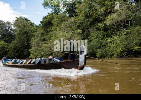 Grand-Santi, Frankreich, 4. Juli 2019. Ein Kanu der Bushinengue oder Alukus auf dem Maroni River nicht weit von der Stadt Grand-Santi. Die Spannungen zwischen Wayanas und Alukus, beides indigene Völker Guyanas, nehmen zu, weil die Alukus für Goldwaschen sind. (Foto von Emeric Fohlen/NurPhoto) Stockfoto