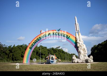 Kourou, Frankreich, 7. Juli 2019. Die Eingangstafel der Stadt Kourou mit ihren Symbolen: regenbogen, die europäische Weltraumrakete und die verschiedenen Bevölkerungen von Französisch-Guayana versammelten sich in einem Pirogue. (Foto von Emeric Fohlen/NurPhoto) Stockfoto