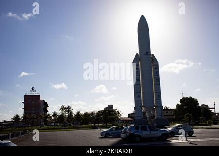 Kourou, Frankreich, 7. Juli 2019. Ein Modell der Ariane-Rakete vor dem Eingang zum Weltraumzentrum Kourou. (Foto von Emeric Fohlen/NurPhoto) Stockfoto