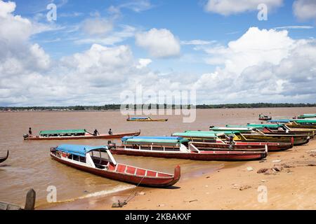 Saint-Laurent-du-Maroni, Frankreich, 4. Juli 2019. Die Pirogen am Strand von Albina, auf der suriname-Seite des Flusses Maroni vor der Stadt Saint-Laurent. (Foto von Emeric Fohlen/NurPhoto) Stockfoto