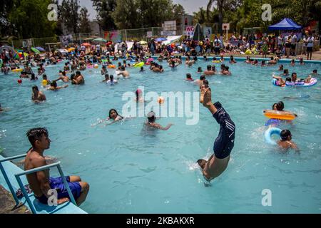 Hunderte von Menschen besuchen öffentliche Pools, um ihren Urlaub in Mexiko-Stadt, Mexiko, am 20. April 2019 zu genießen. (Foto von Jair Cabrera/NurPhoto) Stockfoto