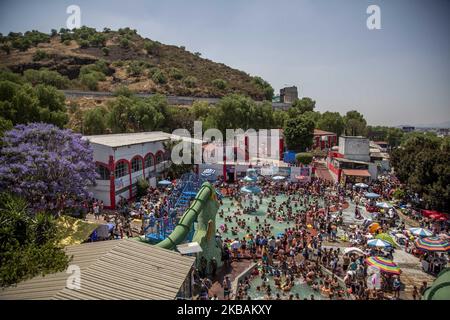 Hunderte von Menschen besuchen öffentliche Pools, um ihren Urlaub in Mexiko-Stadt, Mexiko, am 20. April 2019 zu genießen. (Foto von Jair Cabrera/NurPhoto) Stockfoto