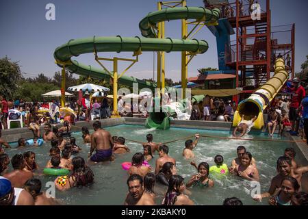 Hunderte von Menschen besuchen öffentliche Pools, um ihren Urlaub in Mexiko-Stadt, Mexiko, am 20. April 2019 zu genießen. (Foto von Jair Cabrera/NurPhoto) Stockfoto