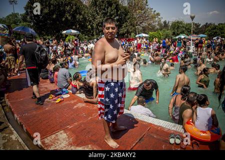 Hunderte von Menschen besuchen öffentliche Pools, um ihren Urlaub in Mexiko-Stadt, Mexiko, am 20. April 2019 zu genießen. (Foto von Jair Cabrera/NurPhoto) Stockfoto