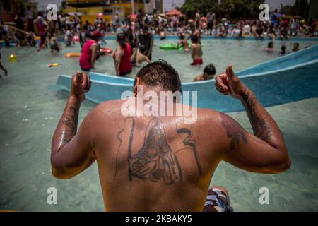 Hunderte von Menschen besuchen öffentliche Pools, um ihren Urlaub in Mexiko-Stadt, Mexiko, am 20. April 2019 zu genießen. (Foto von Jair Cabrera/NurPhoto) Stockfoto