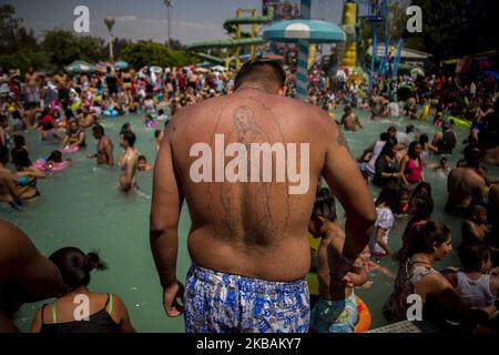 Hunderte von Menschen besuchen öffentliche Pools, um ihren Urlaub in Mexiko-Stadt, Mexiko, am 20. April 2019 zu genießen. (Foto von Jair Cabrera/NurPhoto) Stockfoto