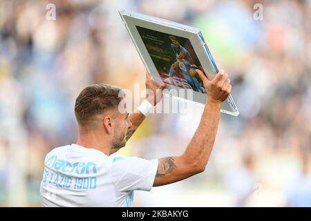 Ciro unbeweglich von SS Lazio posiert mit der Auszeichnung für 100 Tore mit SS Lazio Team während der Serie Ein Spiel zwischen SS Lazio und US Lecce im Stadio Olimpico, Rom, Italien am 10. November 2019 erzielt erhalten. (Foto von Giuseppe Maffia/NurPhoto) Stockfoto