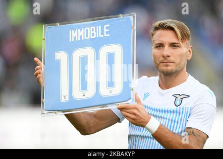 Ciro unbeweglich von SS Lazio posiert mit der Auszeichnung für 100 Tore mit SS Lazio Team während der Serie Ein Spiel zwischen SS Lazio und US Lecce im Stadio Olimpico, Rom, Italien am 10. November 2019 erzielt erhalten. (Foto von Giuseppe Maffia/NurPhoto) Stockfoto