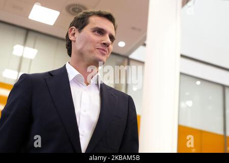 Der spanische liberale Ciudadanos-Parteichef und Kandidat für das Amt des Premierministers, Albert Rivera, kündigt seinen Rücktritt als Parteivorsitzender am 11. November 2019 in Madrid an, einen Tag nach einer wiederholten Parlamentswahl. - Der Anführer der spanischen Ciudadanos, Albert Rivera, trat einen Tag nach der geschäftsfreundlichen Partei, die bei den wiederholten Parlamentswahlen einen Ruin erlitten hatte, zurück. Die Partei, die aufgrund ihrer Strategie von internen Spaltungen erschüttert wurde, gewann in den Umfragen am Sonntag nur 10 Sitze im Parlament mit 350 Sitzen, im Vergleich zu 57 Sitzen in der vorherigen Abstimmung im April (Foto von Oscar Gonzalez/NurPhoto) Stockfoto