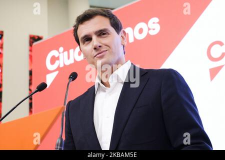 Der spanische liberale Ciudadanos-Parteichef und Kandidat für das Amt des Premierministers, Albert Rivera, kündigt seinen Rücktritt als Parteivorsitzender am 11. November 2019 in Madrid an, einen Tag nach einer wiederholten Parlamentswahl. - Der Anführer der spanischen Ciudadanos, Albert Rivera, trat einen Tag nach der geschäftsfreundlichen Partei, die bei den wiederholten Parlamentswahlen einen Ruin erlitten hatte, zurück. Die Partei, die aufgrund ihrer Strategie von internen Spaltungen erschüttert wurde, gewann in den Umfragen am Sonntag nur 10 Sitze im Parlament mit 350 Sitzen, im Vergleich zu 57 Sitzen in der vorherigen Abstimmung im April (Foto von Oscar Gonzalez/NurPhoto) Stockfoto