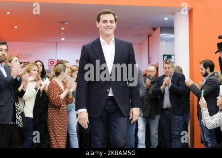 Der spanische liberale Ciudadanos-Parteichef und Kandidat für das Amt des Premierministers, Albert Rivera, kündigt seinen Rücktritt als Parteivorsitzender am 11. November 2019 in Madrid an, einen Tag nach einer wiederholten Parlamentswahl. - Der Anführer der spanischen Ciudadanos, Albert Rivera, trat einen Tag nach der geschäftsfreundlichen Partei, die bei den wiederholten Parlamentswahlen einen Ruin erlitten hatte, zurück. Die Partei, die aufgrund ihrer Strategie von internen Spaltungen erschüttert wurde, gewann in den Umfragen am Sonntag nur 10 Sitze im Parlament mit 350 Sitzen, im Vergleich zu 57 Sitzen in der vorherigen Abstimmung im April (Foto von Oscar Gonzalez/NurPhoto) Stockfoto