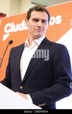 Der spanische liberale Ciudadanos-Parteichef und Kandidat für das Amt des Premierministers, Albert Rivera, kündigt seinen Rücktritt als Parteivorsitzender am 11. November 2019 in Madrid an, einen Tag nach einer wiederholten Parlamentswahl. - Der Anführer der spanischen Ciudadanos, Albert Rivera, trat einen Tag nach der geschäftsfreundlichen Partei, die bei den wiederholten Parlamentswahlen einen Ruin erlitten hatte, zurück. Die Partei, die aufgrund ihrer Strategie von internen Spaltungen erschüttert wurde, gewann in den Umfragen am Sonntag nur 10 Sitze im Parlament mit 350 Sitzen, im Vergleich zu 57 Sitzen in der vorherigen Abstimmung im April (Foto von Oscar Gonzalez/NurPhoto) Stockfoto