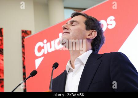 Der spanische liberale Ciudadanos-Parteichef und Kandidat für das Amt des Premierministers, Albert Rivera, kündigt seinen Rücktritt als Parteivorsitzender am 11. November 2019 in Madrid an, einen Tag nach einer wiederholten Parlamentswahl. - Der Anführer der spanischen Ciudadanos, Albert Rivera, trat einen Tag nach der geschäftsfreundlichen Partei, die bei den wiederholten Parlamentswahlen einen Ruin erlitten hatte, zurück. Die Partei, die aufgrund ihrer Strategie von internen Spaltungen erschüttert wurde, gewann in den Umfragen am Sonntag nur 10 Sitze im Parlament mit 350 Sitzen, im Vergleich zu 57 Sitzen in der vorherigen Abstimmung im April (Foto von Oscar Gonzalez/NurPhoto) Stockfoto