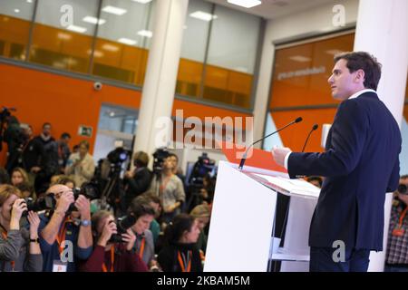 Der spanische liberale Ciudadanos-Parteichef und Kandidat für das Amt des Premierministers, Albert Rivera, kündigt seinen Rücktritt als Parteivorsitzender am 11. November 2019 in Madrid an, einen Tag nach einer wiederholten Parlamentswahl. - Der Anführer der spanischen Ciudadanos, Albert Rivera, trat einen Tag nach der geschäftsfreundlichen Partei, die bei den wiederholten Parlamentswahlen einen Ruin erlitten hatte, zurück. Die Partei, die aufgrund ihrer Strategie von internen Spaltungen erschüttert wurde, gewann in den Umfragen am Sonntag nur 10 Sitze im Parlament mit 350 Sitzen, im Vergleich zu 57 Sitzen in der vorherigen Abstimmung im April (Foto von Oscar Gonzalez/NurPhoto) Stockfoto