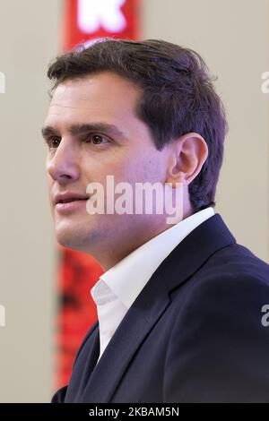 Der spanische liberale Ciudadanos-Parteichef und Kandidat für das Amt des Premierministers, Albert Rivera, kündigt seinen Rücktritt als Parteivorsitzender am 11. November 2019 in Madrid an, einen Tag nach einer wiederholten Parlamentswahl. - Der Anführer der spanischen Ciudadanos, Albert Rivera, trat einen Tag nach der geschäftsfreundlichen Partei, die bei den wiederholten Parlamentswahlen einen Ruin erlitten hatte, zurück. Die Partei, die aufgrund ihrer Strategie von internen Spaltungen erschüttert wurde, gewann in den Umfragen am Sonntag nur 10 Sitze im Parlament mit 350 Sitzen, im Vergleich zu 57 Sitzen in der vorherigen Abstimmung im April (Foto von Oscar Gonzalez/NurPhoto) Stockfoto