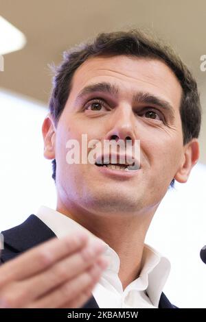 Der spanische liberale Ciudadanos-Parteichef und Kandidat für das Amt des Premierministers, Albert Rivera, kündigt seinen Rücktritt als Parteivorsitzender am 11. November 2019 in Madrid an, einen Tag nach einer wiederholten Parlamentswahl. - Der Anführer der spanischen Ciudadanos, Albert Rivera, trat einen Tag nach der geschäftsfreundlichen Partei, die bei den wiederholten Parlamentswahlen einen Ruin erlitten hatte, zurück. Die Partei, die aufgrund ihrer Strategie von internen Spaltungen erschüttert wurde, gewann in den Umfragen am Sonntag nur 10 Sitze im Parlament mit 350 Sitzen, im Vergleich zu 57 Sitzen in der vorherigen Abstimmung im April (Foto von Oscar Gonzalez/NurPhoto) Stockfoto