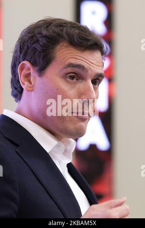 Der spanische liberale Ciudadanos-Parteichef und Kandidat für das Amt des Premierministers, Albert Rivera, kündigt seinen Rücktritt als Parteivorsitzender am 11. November 2019 in Madrid an, einen Tag nach einer wiederholten Parlamentswahl. - Der Anführer der spanischen Ciudadanos, Albert Rivera, trat einen Tag nach der geschäftsfreundlichen Partei, die bei den wiederholten Parlamentswahlen einen Ruin erlitten hatte, zurück. Die Partei, die aufgrund ihrer Strategie von internen Spaltungen erschüttert wurde, gewann in den Umfragen am Sonntag nur 10 Sitze im Parlament mit 350 Sitzen, im Vergleich zu 57 Sitzen in der vorherigen Abstimmung im April (Foto von Oscar Gonzalez/NurPhoto) Stockfoto