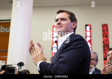 Der spanische liberale Ciudadanos-Parteichef und Kandidat für das Amt des Premierministers, Albert Rivera, kündigt seinen Rücktritt als Parteivorsitzender am 11. November 2019 in Madrid an, einen Tag nach einer wiederholten Parlamentswahl. - Der Anführer der spanischen Ciudadanos, Albert Rivera, trat einen Tag nach der geschäftsfreundlichen Partei, die bei den wiederholten Parlamentswahlen einen Ruin erlitten hatte, zurück. Die Partei, die aufgrund ihrer Strategie von internen Spaltungen erschüttert wurde, gewann in den Umfragen am Sonntag nur 10 Sitze im Parlament mit 350 Sitzen, im Vergleich zu 57 Sitzen in der vorherigen Abstimmung im April (Foto von Oscar Gonzalez/NurPhoto) Stockfoto