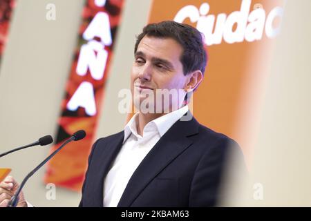 Der spanische liberale Ciudadanos-Parteichef und Kandidat für das Amt des Premierministers, Albert Rivera, kündigt seinen Rücktritt als Parteivorsitzender am 11. November 2019 in Madrid an, einen Tag nach einer wiederholten Parlamentswahl. - Der Anführer der spanischen Ciudadanos, Albert Rivera, trat einen Tag nach der geschäftsfreundlichen Partei, die bei den wiederholten Parlamentswahlen einen Ruin erlitten hatte, zurück. Die Partei, die aufgrund ihrer Strategie von internen Spaltungen erschüttert wurde, gewann in den Umfragen am Sonntag nur 10 Sitze im Parlament mit 350 Sitzen, im Vergleich zu 57 Sitzen in der vorherigen Abstimmung im April (Foto von Oscar Gonzalez/NurPhoto) Stockfoto