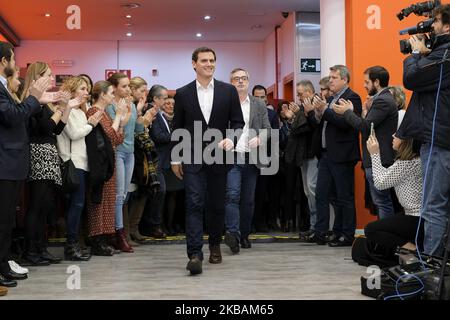 Der spanische liberale Ciudadanos-Parteichef und Kandidat für das Amt des Premierministers, Albert Rivera, kündigt seinen Rücktritt als Parteivorsitzender am 11. November 2019 in Madrid an, einen Tag nach einer wiederholten Parlamentswahl. - Der Anführer der spanischen Ciudadanos, Albert Rivera, trat einen Tag nach der geschäftsfreundlichen Partei, die bei den wiederholten Parlamentswahlen einen Ruin erlitten hatte, zurück. Die Partei, die aufgrund ihrer Strategie von internen Spaltungen erschüttert wurde, gewann in den Umfragen am Sonntag nur 10 Sitze im Parlament mit 350 Sitzen, im Vergleich zu 57 Sitzen in der vorherigen Abstimmung im April (Foto von Oscar Gonzalez/NurPhoto) Stockfoto