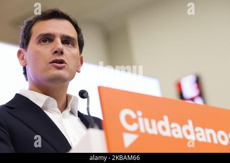 Der spanische liberale Ciudadanos-Parteichef und Kandidat für das Amt des Premierministers, Albert Rivera, kündigt seinen Rücktritt als Parteivorsitzender am 11. November 2019 in Madrid an, einen Tag nach einer wiederholten Parlamentswahl. - Der Anführer der spanischen Ciudadanos, Albert Rivera, trat einen Tag nach der geschäftsfreundlichen Partei, die bei den wiederholten Parlamentswahlen einen Ruin erlitten hatte, zurück. Die Partei, die aufgrund ihrer Strategie von internen Spaltungen erschüttert wurde, gewann in den Umfragen am Sonntag nur 10 Sitze im Parlament mit 350 Sitzen, im Vergleich zu 57 Sitzen in der vorherigen Abstimmung im April (Foto von Oscar Gonzalez/NurPhoto) Stockfoto