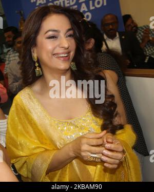 Die indische Schauspielerin Juhi Chawla kommt ‘#11. November 2019 nach Mumbai, Indien, um den Erfolg der „MIGiftEyeSight“-Initiative des 92,7 BIG FM zu feiern. Die Initiative hatte zum Ziel, den bedürftigen Menschen Augenkorrektive Operationen zu schenken. (Foto von Himanshu Bhatt/NurPhoto) Stockfoto