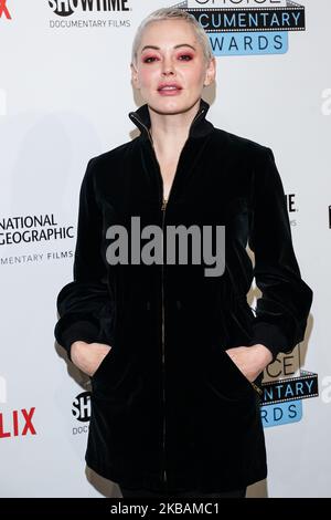 BROOKLYN, NEW YORK CITY, NEW YORK, USA - 10. NOVEMBER: Die Schauspielerin Rose McGowan kommt bei den Annual Critics' Choice Documentary Awards 4. an, die am 10. November 2019 im BRIC in Brooklyn, New York City, New York, USA, verliehen wurden. (Foto von William Perez/Image Press Agency/NurPhoto) Stockfoto