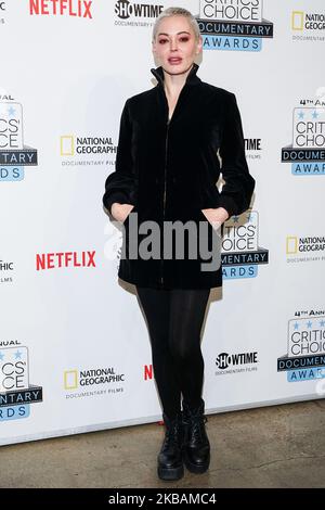 BROOKLYN, NEW YORK CITY, NEW YORK, USA - 10. NOVEMBER: Die Schauspielerin Rose McGowan kommt bei den Annual Critics' Choice Documentary Awards 4. an, die am 10. November 2019 im BRIC in Brooklyn, New York City, New York, USA, verliehen wurden. (Foto von William Perez/Image Press Agency/NurPhoto) Stockfoto